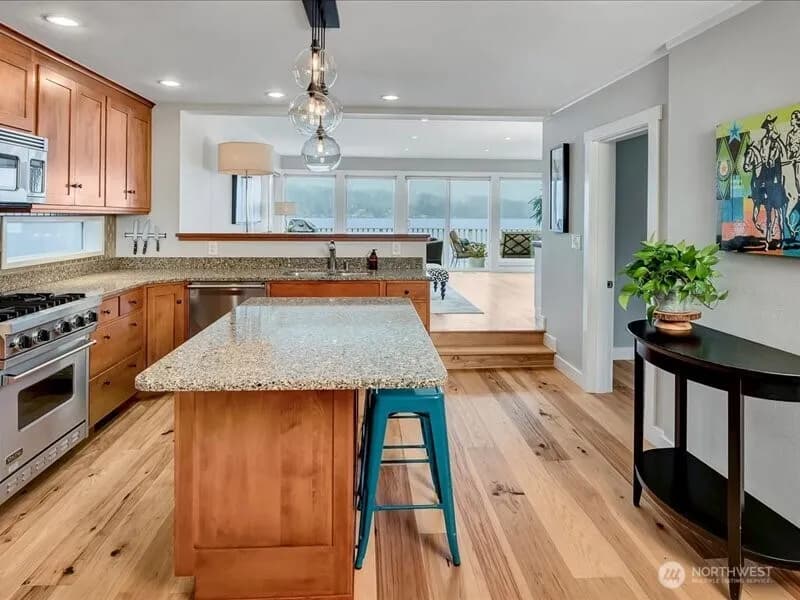 Property photo for 11262 Riviera Place Ne, Seattle photo 4