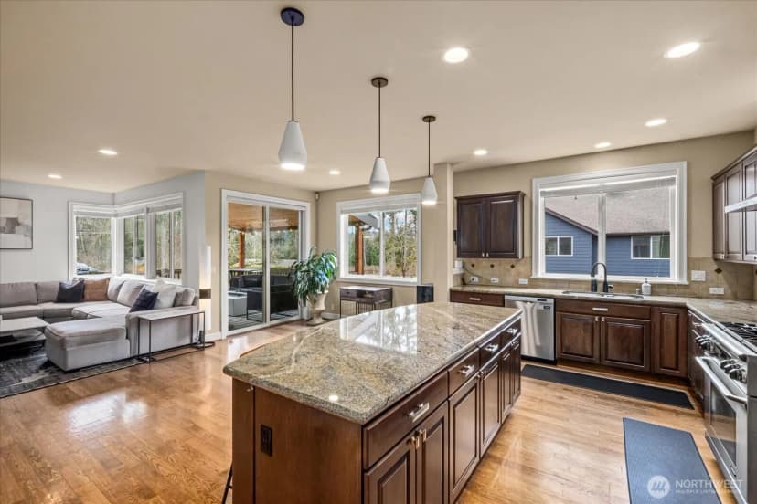 Property photo for 215 Ilwaco Place Se, Renton photo 13