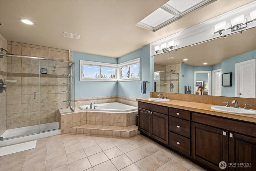 Property photo for 215 Ilwaco Place Se, Renton photo 17