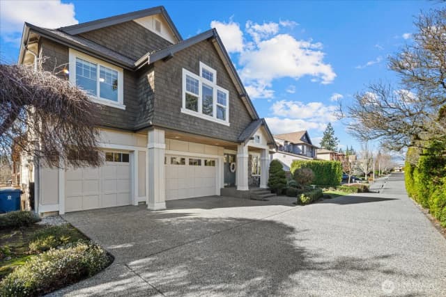Property photo for 215 Ilwaco Place Se, Renton photo 2