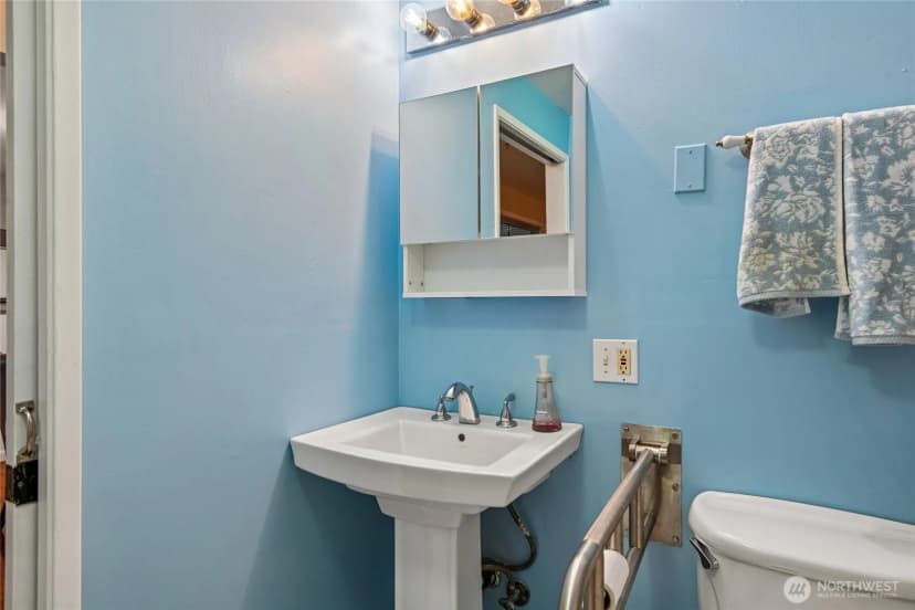 Property photo for 7032 122nd Avenue Se, Newcastle photo 23