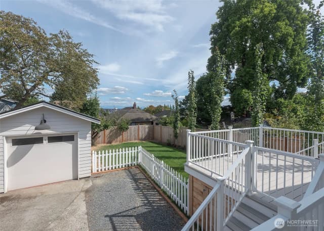 Property photo for 3820 Burke Avenue N, Seattle photo 4