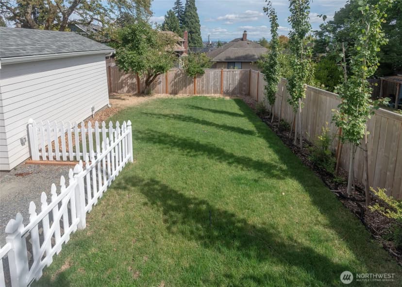 Property photo for 3820 Burke Avenue N, Seattle photo 38