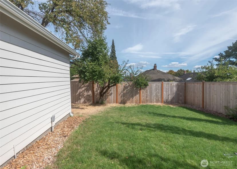 Property photo for 3820 Burke Avenue N, Seattle photo 37