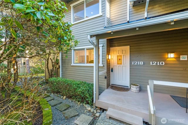 Property photo for 1218 101st Place Ne, Bellevue photo 2