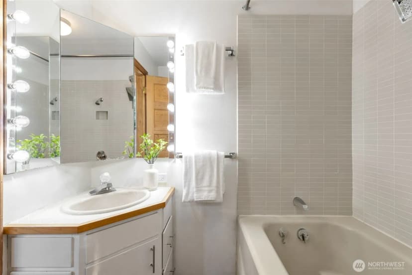 Property photo for 3226 30th Avenue W, Seattle photo 16
