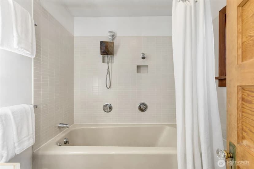 Property photo for 3226 30th Avenue W, Seattle photo 17
