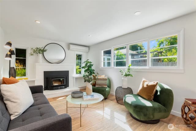 Property photo for 3040 Ne 86th Street, Seattle photo 2