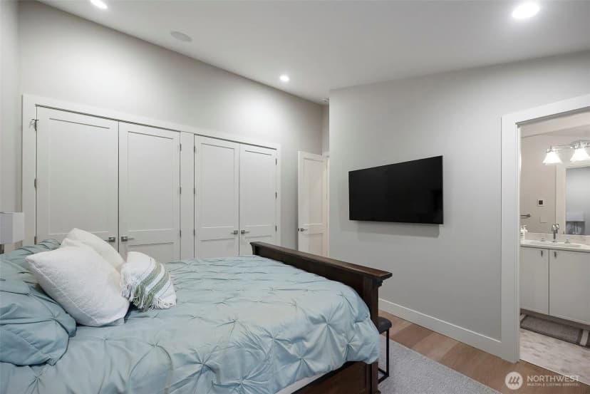 Property photo for 247 E Lake Sammamish Parkway Se, Sammamish photo 28