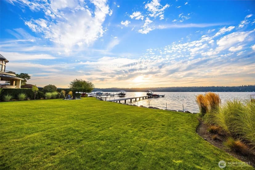 Property photo for 247 E Lake Sammamish Parkway Se, Sammamish photo 3