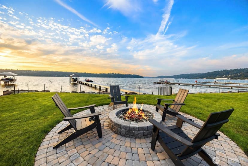 Property photo for 247 E Lake Sammamish Parkway Se, Sammamish photo 4