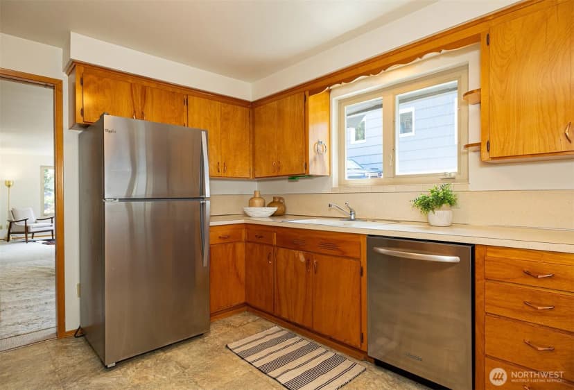 Property photo for 9815 Roosevelt Way Ne, Seattle photo 12