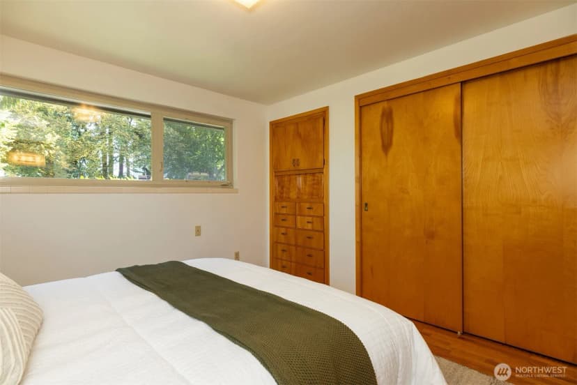 Property photo for 9815 Roosevelt Way Ne, Seattle photo 22