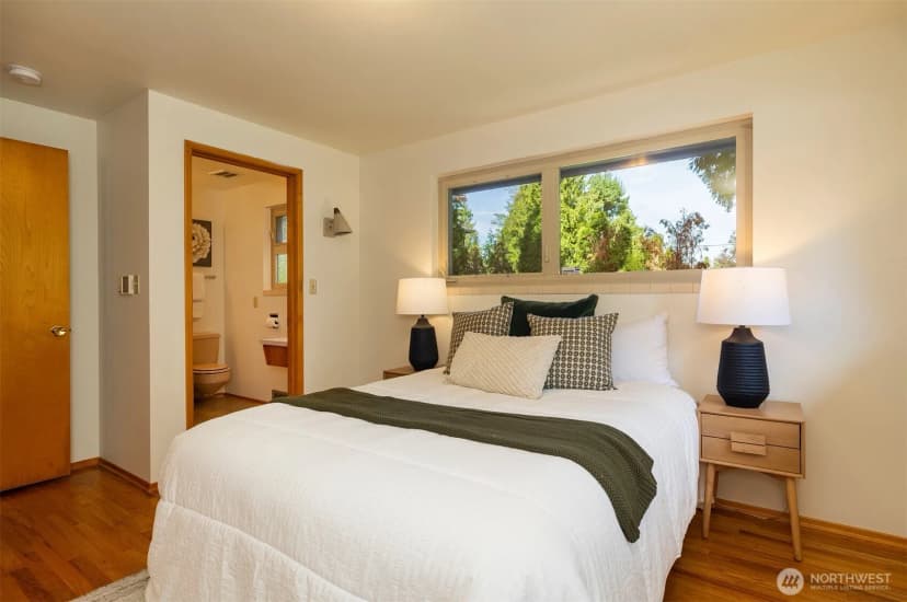 Property photo for 9815 Roosevelt Way Ne, Seattle photo 16