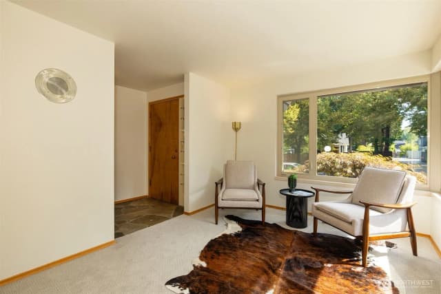 Property photo for 9815 Roosevelt Way Ne, Seattle photo 5