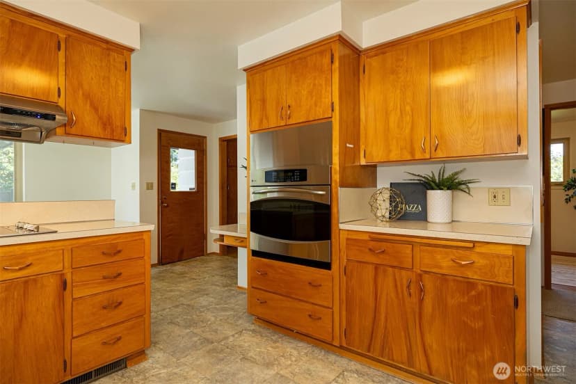 Property photo for 9815 Roosevelt Way Ne, Seattle photo 13