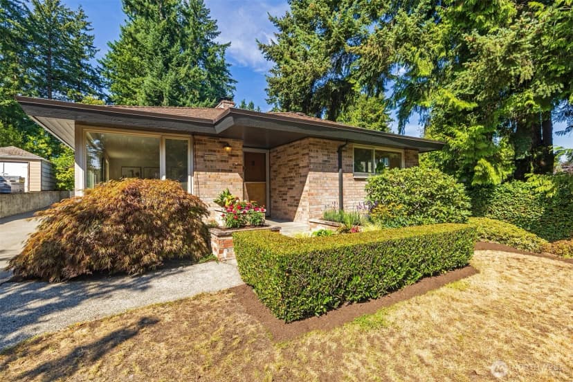 Property photo for 9815 Roosevelt Way Ne, Seattle