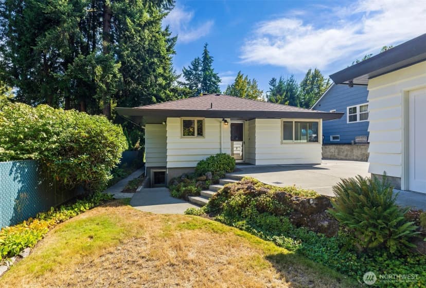 Property photo for 9815 Roosevelt Way Ne, Seattle photo 38