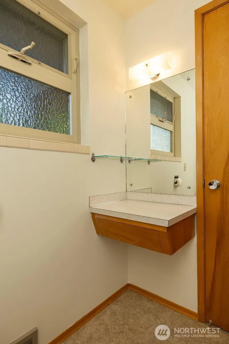 Property photo for 9815 Roosevelt Way Ne, Seattle photo 18