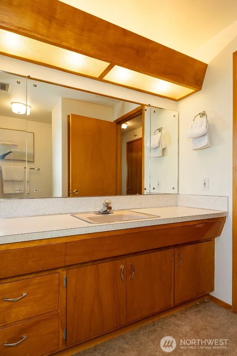 Property photo for 9815 Roosevelt Way Ne, Seattle photo 24