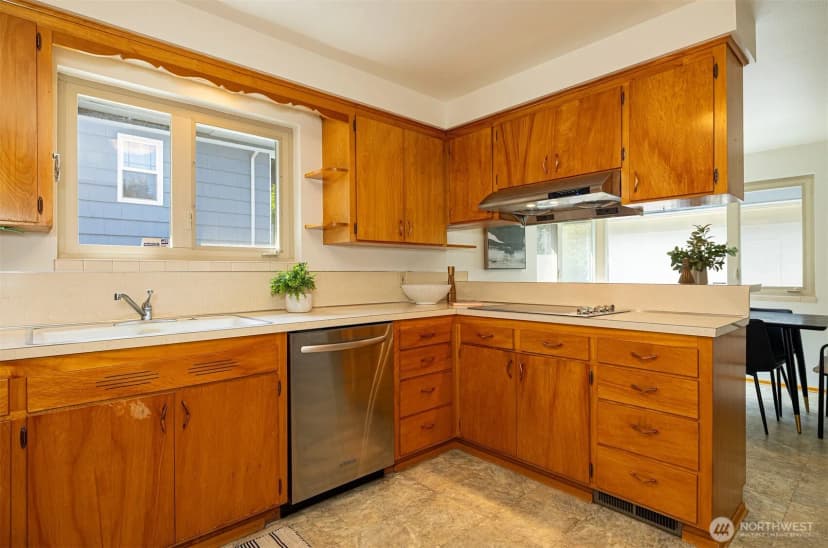 Property photo for 9815 Roosevelt Way Ne, Seattle photo 11