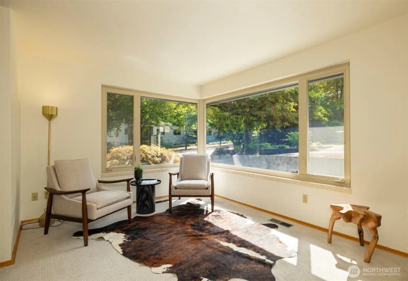 Property photo for 9815 Roosevelt Way Ne, Seattle photo 6