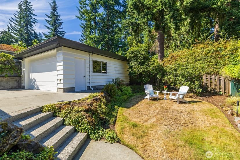 Property photo for 9815 Roosevelt Way Ne, Seattle photo 36