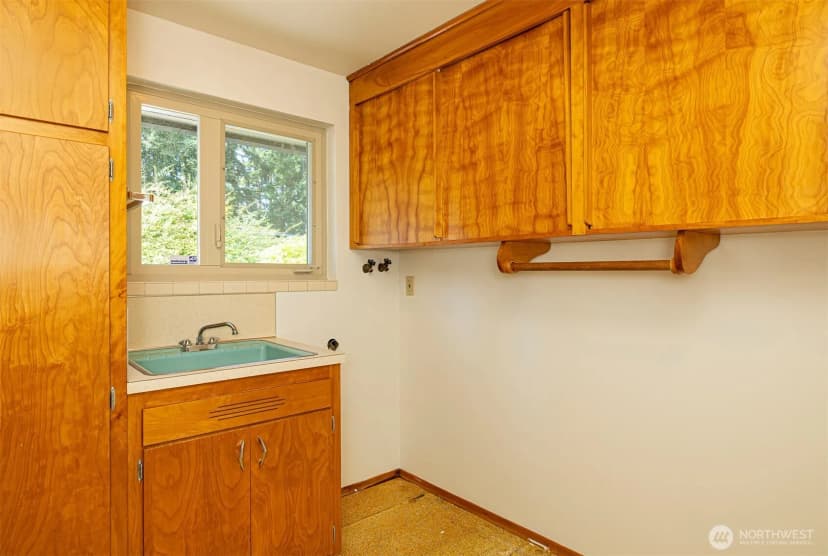Property photo for 9815 Roosevelt Way Ne, Seattle photo 26