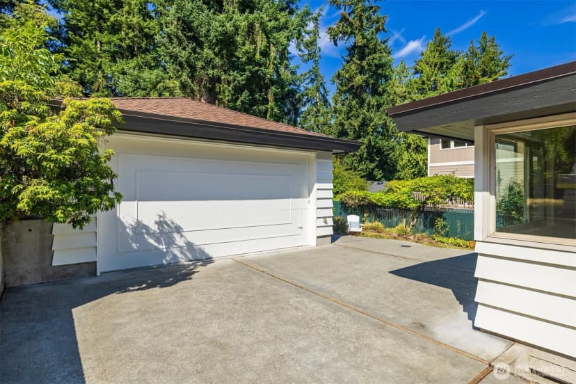 Property photo for 9815 Roosevelt Way Ne, Seattle photo 3
