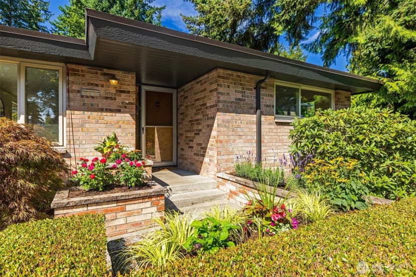 Property photo for 9815 Roosevelt Way Ne, Seattle photo 2