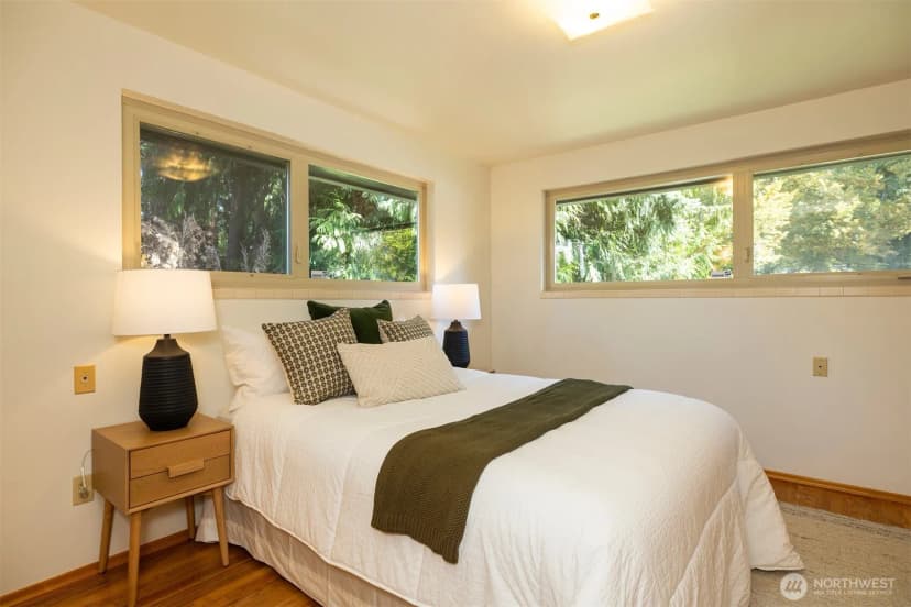 Property photo for 9815 Roosevelt Way Ne, Seattle photo 17