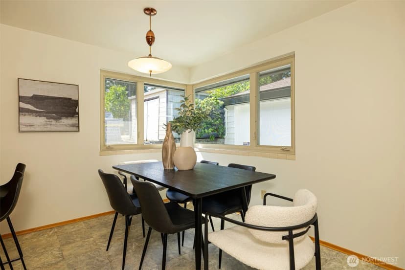 Property photo for 9815 Roosevelt Way Ne, Seattle photo 15