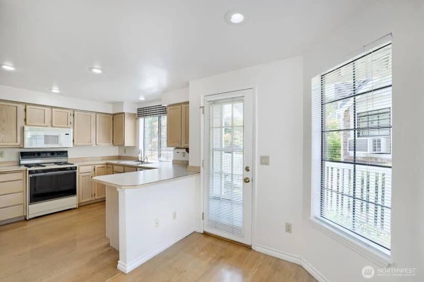 Property photo for 10063 Wallingford Avenue N, Seattle photo 17