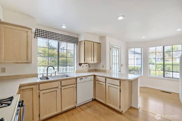 Property photo for 10063 Wallingford Avenue N, Seattle photo 4