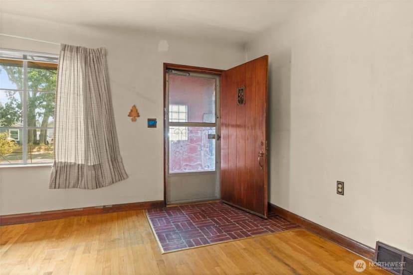 Property photo for 15202 Washington Avenue Sw, Lakewood photo 11