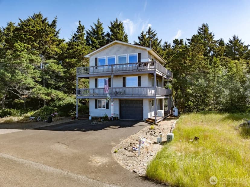 Property photo for 33304 J Place, Ocean Park photo 2