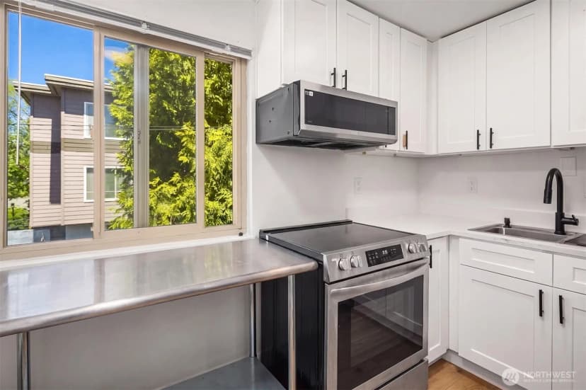 Property photo for 4400 Linden Ave N, Seattle photo 9