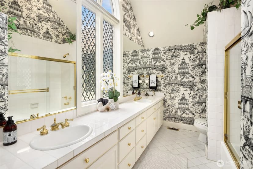 Property photo for 8496 Ne Woodland Cove Drive, Kirkland photo 28