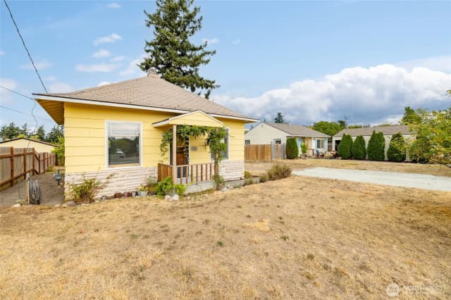 Property photo for 1442 E Whidbey Avenue, Oak Harbor photo 2