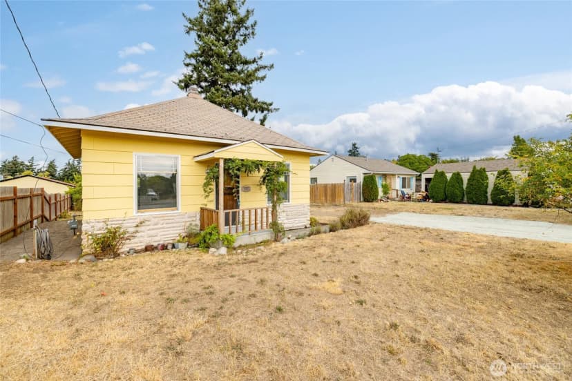 Property photo for 1442 E Whidbey Avenue, Oak Harbor photo 2