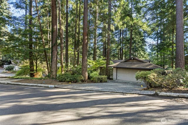 Property photo for 12929 Ne 25th Place, Bellevue photo 3