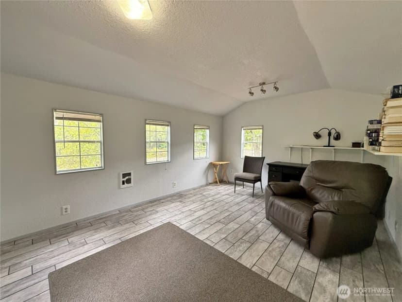 Property photo for 135 River Way, Morton photo 25