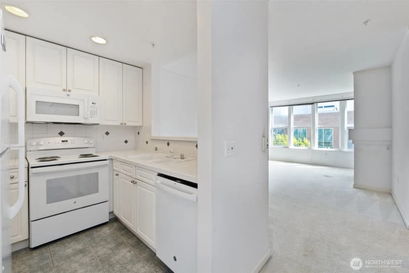 Property photo for 4343 Roosevelt Way Ne #608, Seattle photo 6