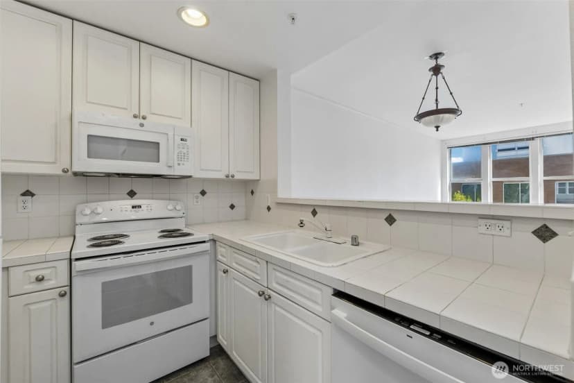 Property photo for 4343 Roosevelt Way Ne #608, Seattle photo 15