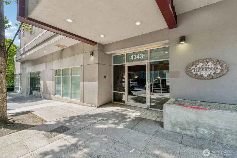 Property photo for 4343 Roosevelt Way Ne #608, Seattle photo 2