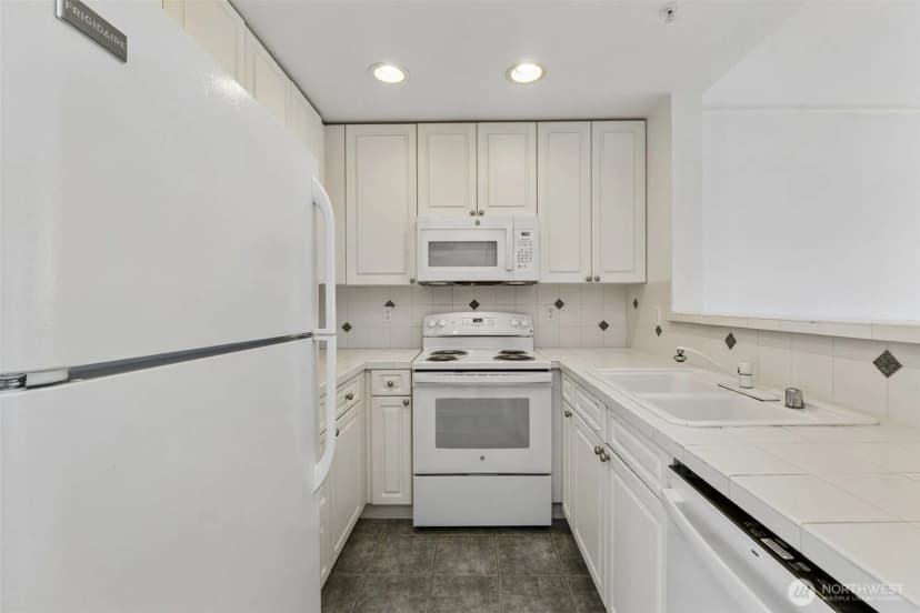 Property photo for 4343 Roosevelt Way Ne #608, Seattle photo 14