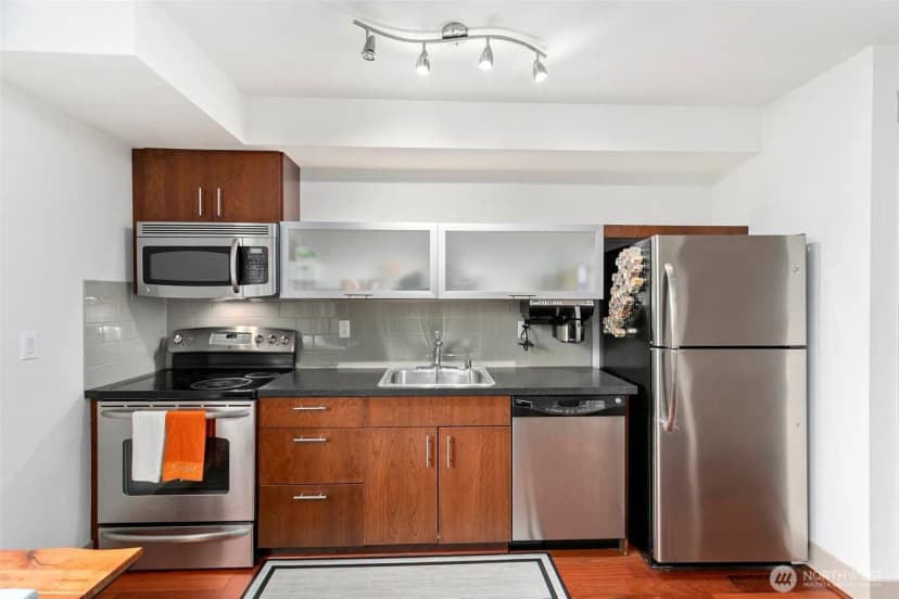 Property photo for 4547 8th Avenue Ne #508, Seattle photo 6