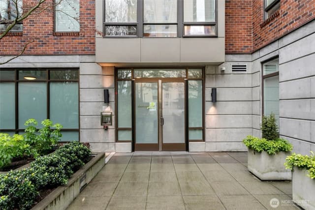 Property photo for 4547 8th Avenue Ne #508, Seattle photo 3