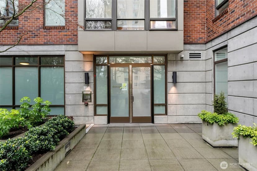 Property photo for 4547 8th Avenue Ne #508, Seattle photo 3