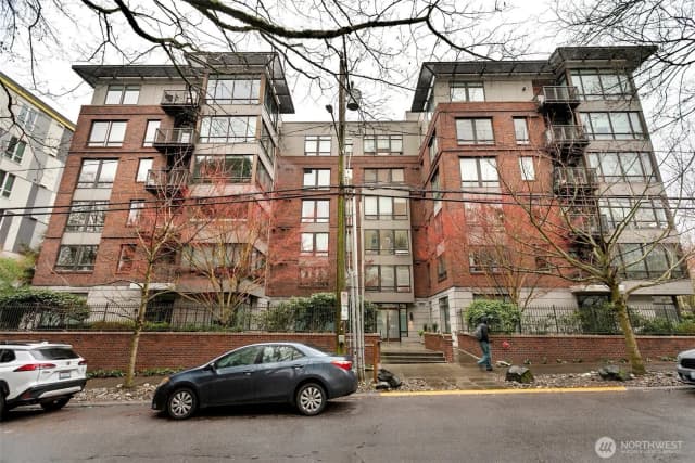 Property photo for 4547 8th Avenue Ne #508, Seattle photo 2